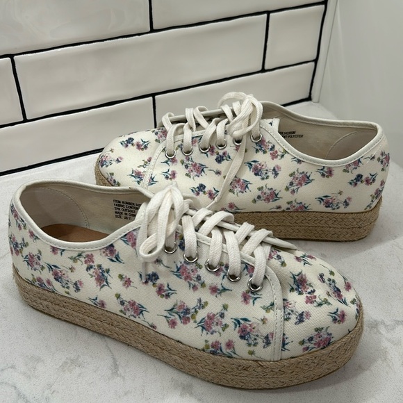 Torrid Canvas Espadrille Ivory Floral Platform Sneaker NWT Women’s 11 WW - Picture 1 of 16